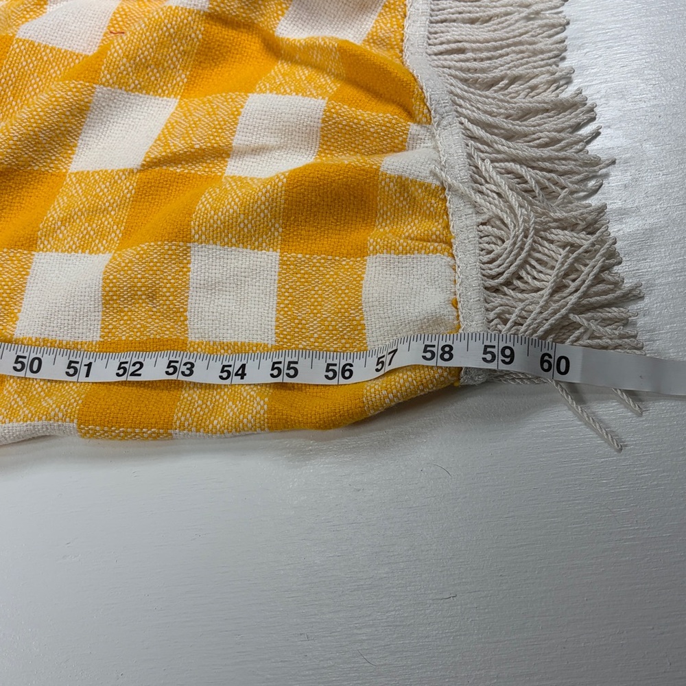 Vintage tablecloth with fringe 1970s yellow and white gingham 52 inch diameter - Picture 5 of 6